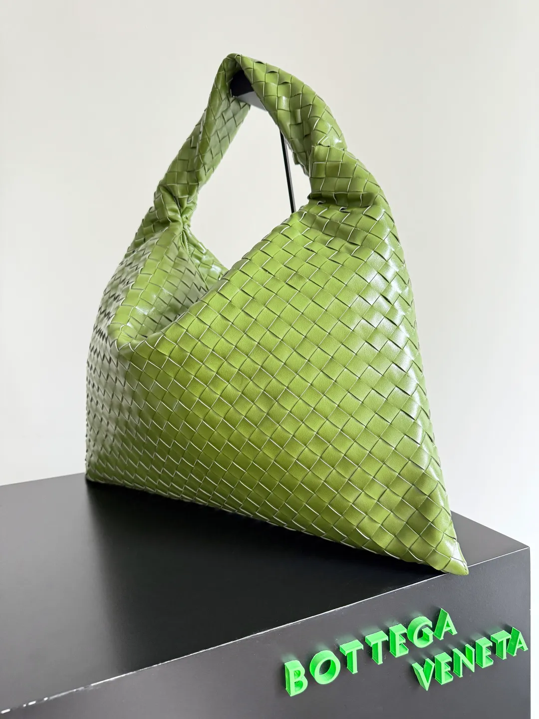 Batch 2160 Recently, I seem to be obsessed with this bag from BV~ The new Hop is really not too beautiful. The whole bag has no seams. The bag body and handles are made of one piece of leather. It embodies the style and essence of Bottega Veneta. It truly represents craftsmanship and creativity. The large size has a very loose and lazy upper body. Big bag lovers will definitely not regret buying it. Style number: 763970 Size: 53*24*13